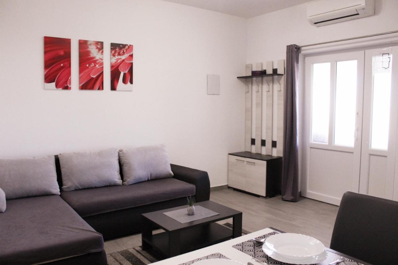Apartmani Mladenka Malinska Exterior foto