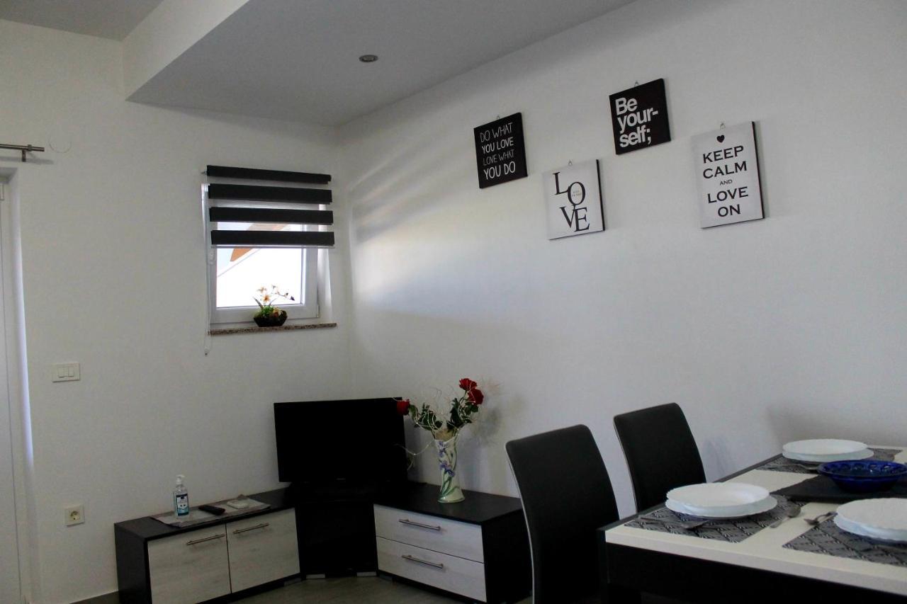 Apartmani Mladenka Malinska Exterior foto