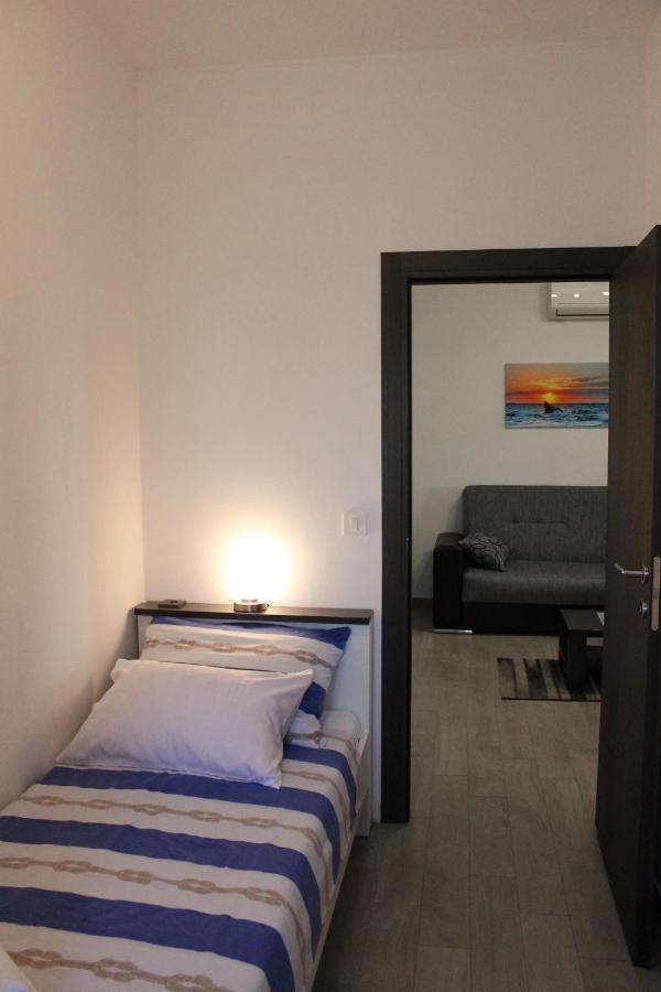Apartmani Mladenka Malinska Exterior foto