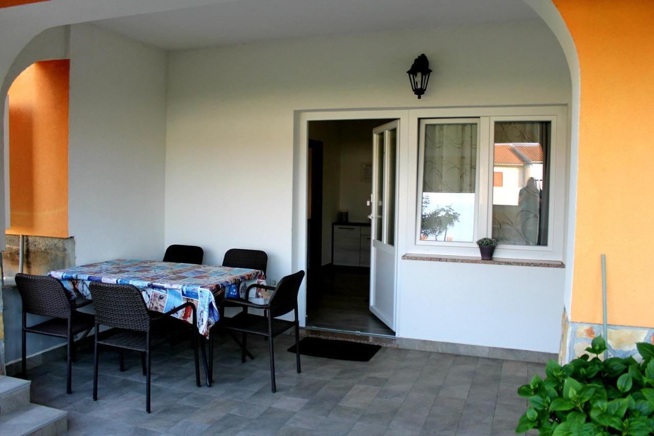 Apartmani Mladenka Malinska Exterior foto