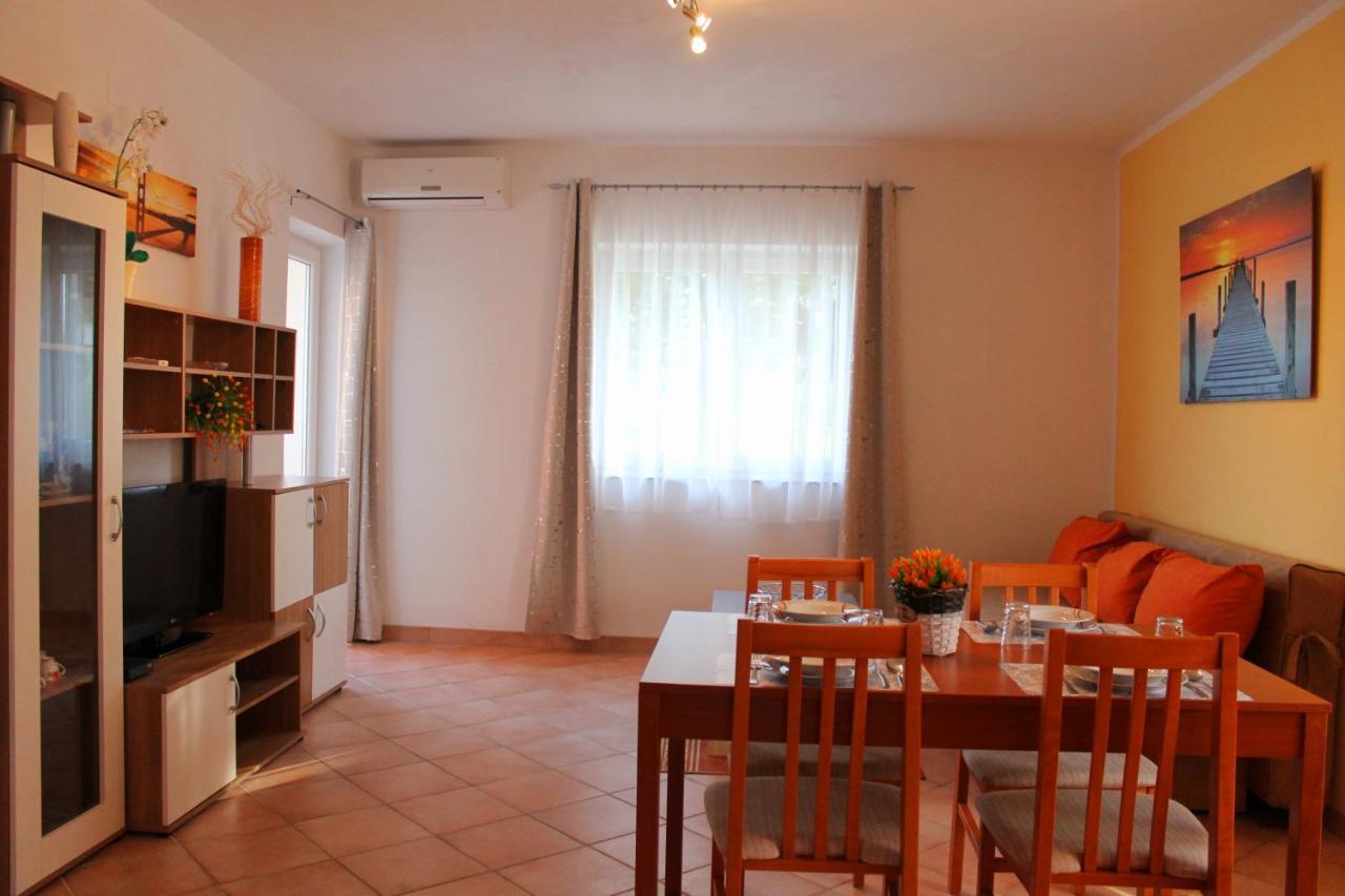 Apartmani Mladenka Malinska Exterior foto