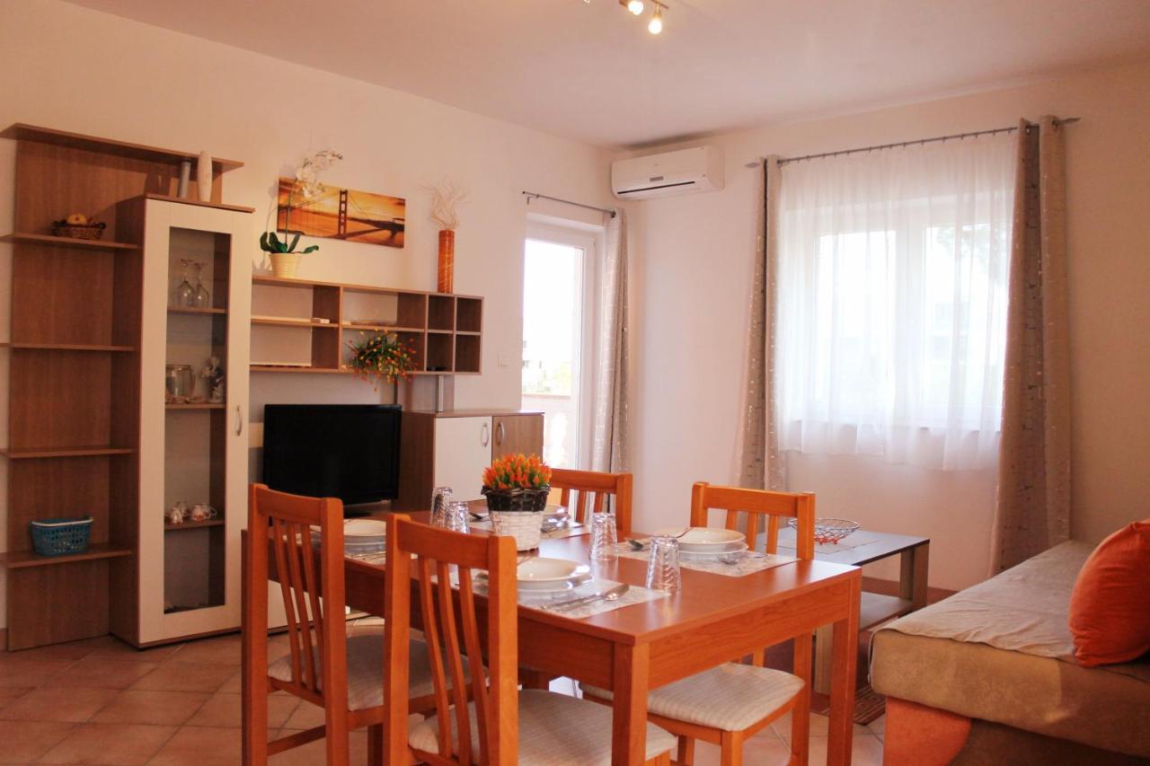 Apartmani Mladenka Malinska Exterior foto