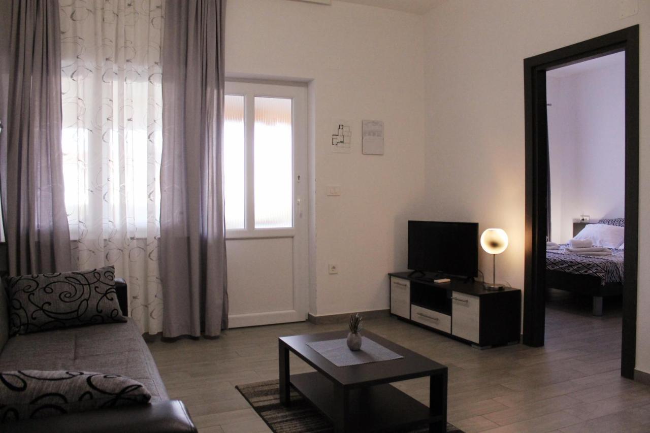 Apartmani Mladenka Malinska Exterior foto