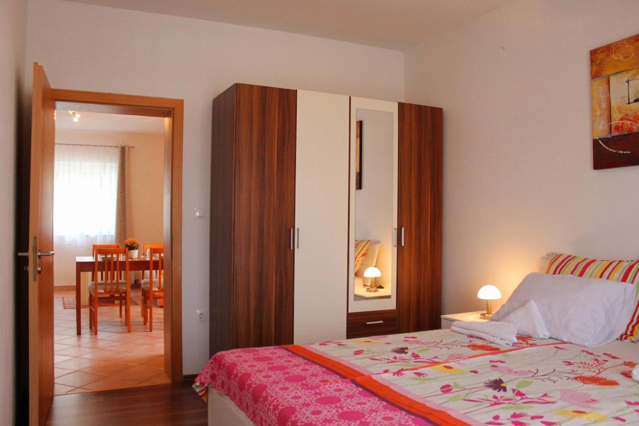 Apartmani Mladenka Malinska Exterior foto