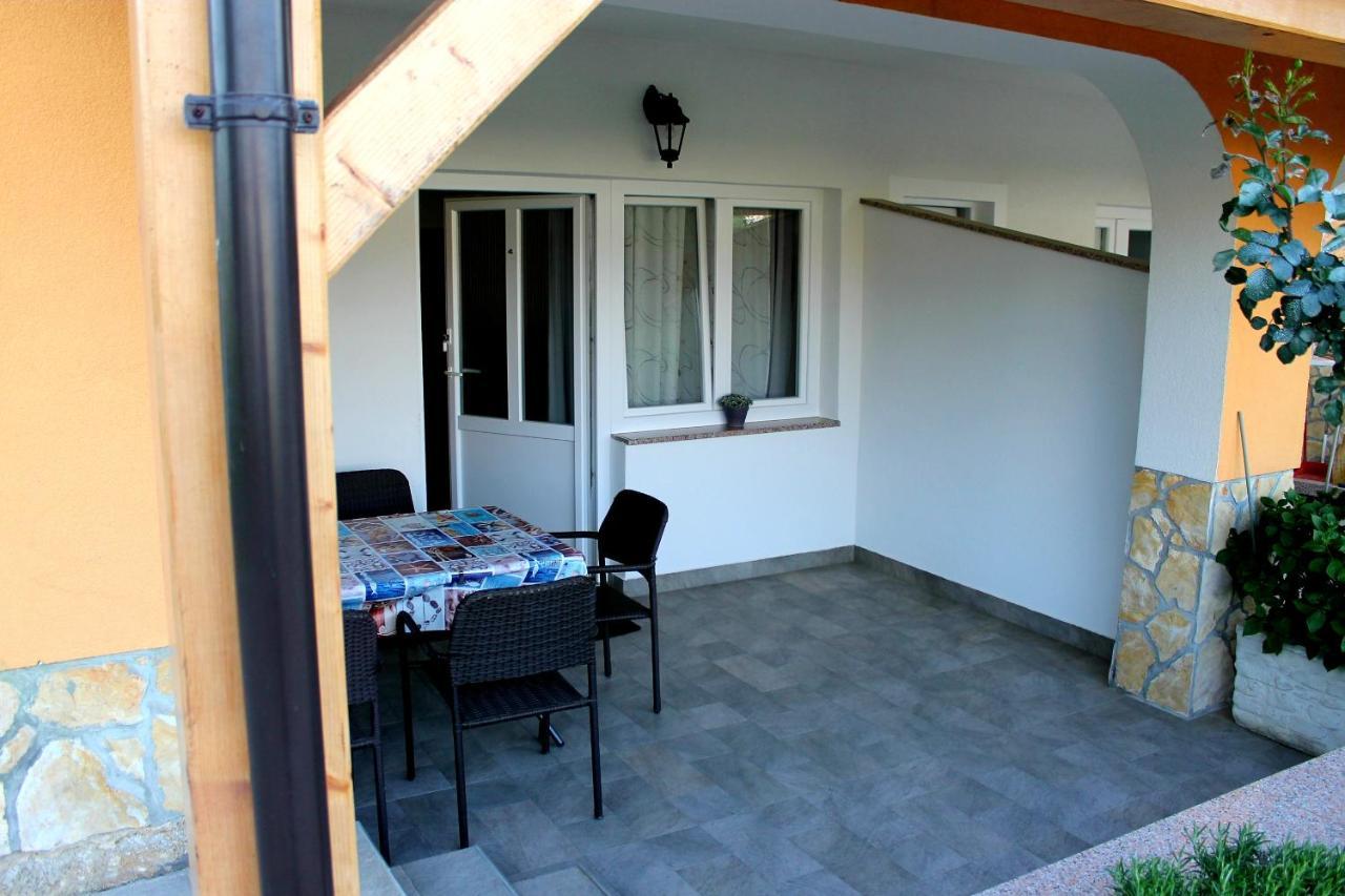 Apartmani Mladenka Malinska Exterior foto
