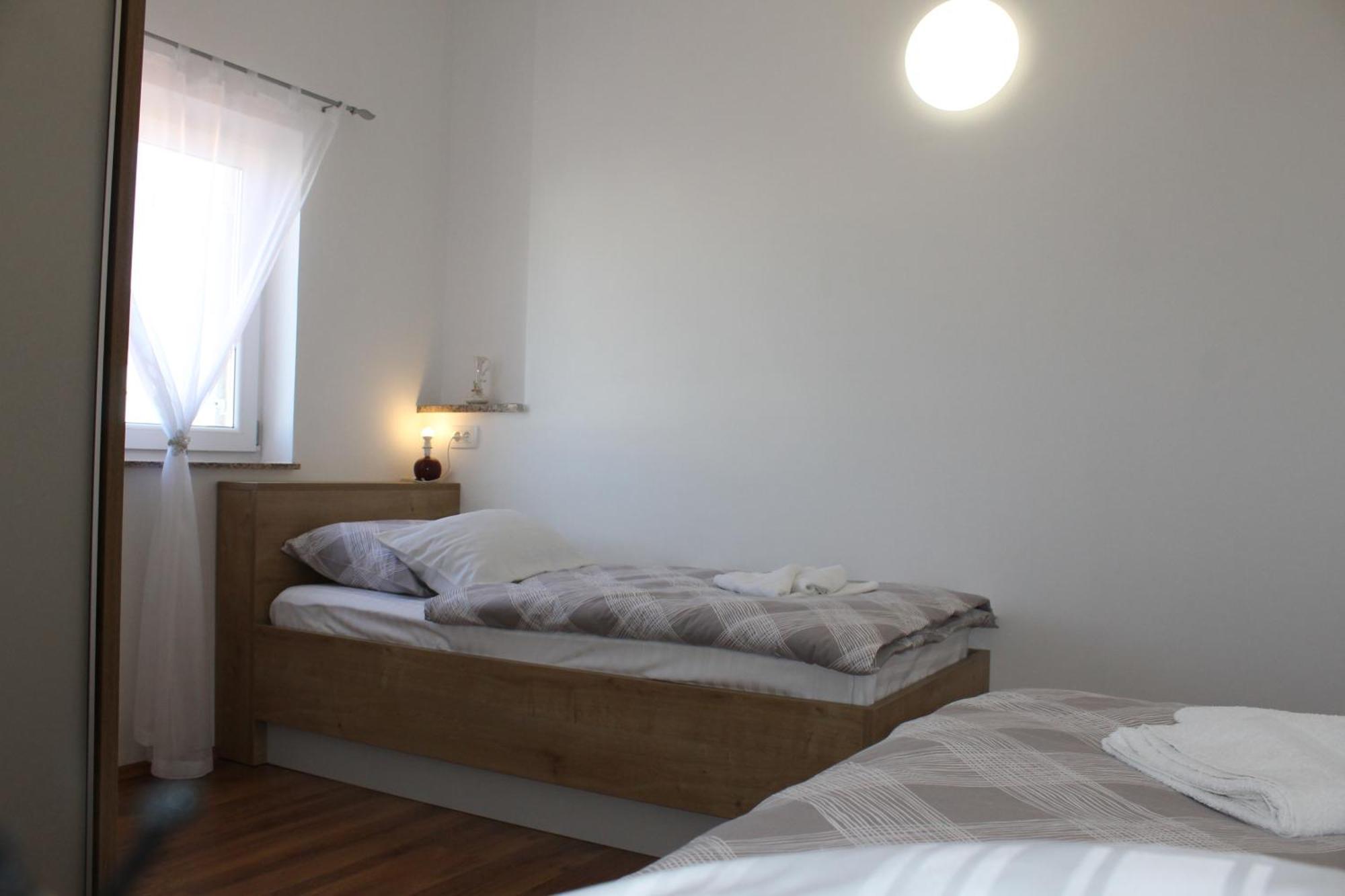 Apartmani Mladenka Malinska Exterior foto